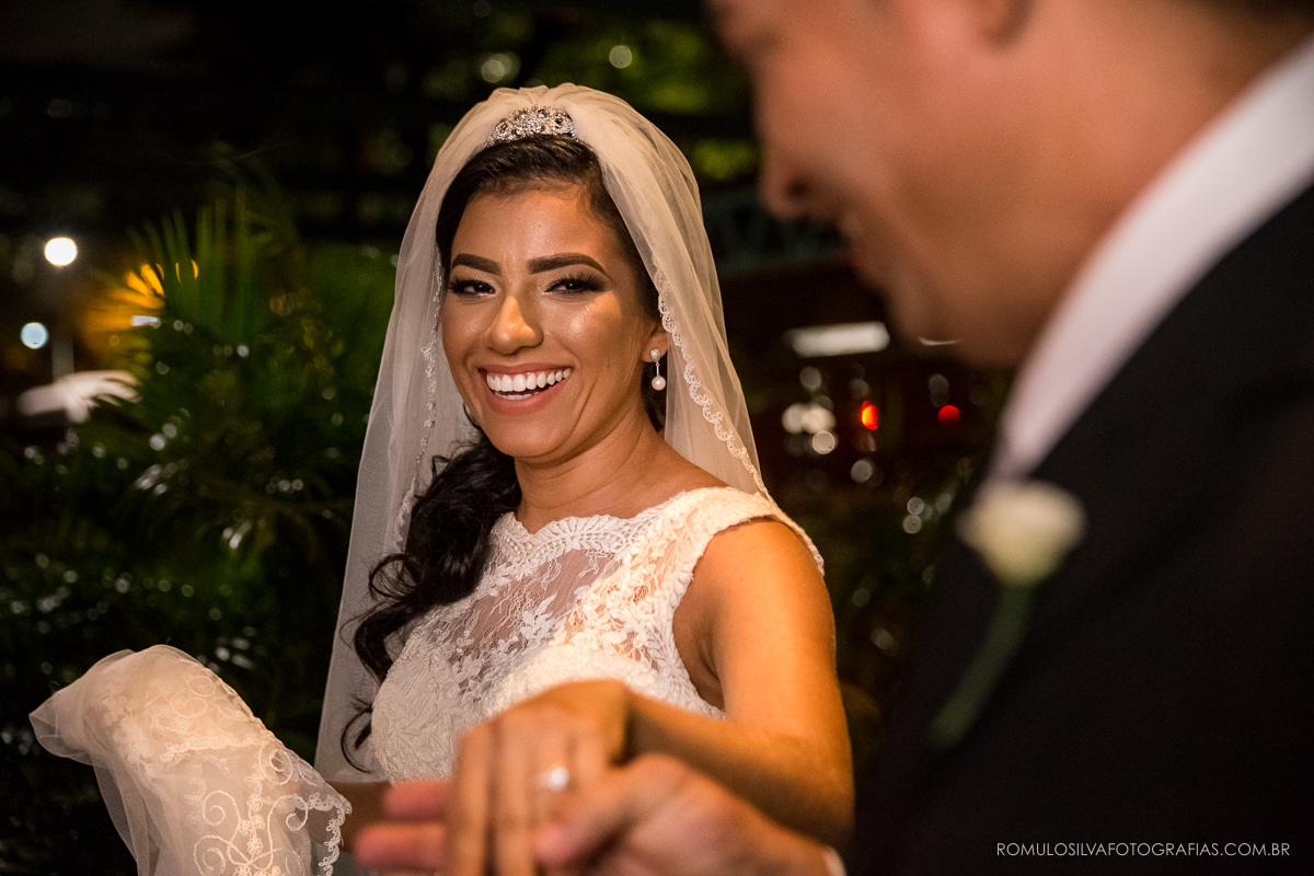 fotos criativa e espontáneas da cerimonia do casamento do rindo e da adriana na capela pão de santo antônio em belém pa