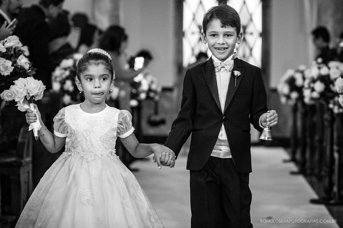 fotos criativa e espontáneas da cerimonia do casamento do rindo e da adriana na capela pão de santo antônio em belém pa