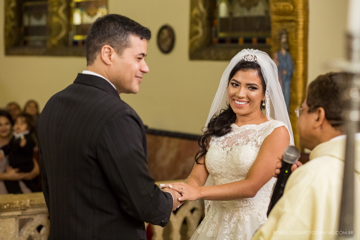 fotos criativa e espontáneas da cerimonia do casamento do rindo e da adriana na capela pão de santo antônio em belém pa