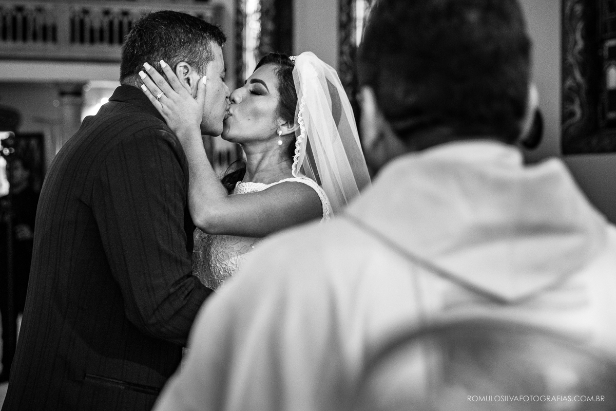 fotos criativa e espontáneas da cerimonia do casamento do rindo e da adriana na capela pão de santo antônio em belém pa