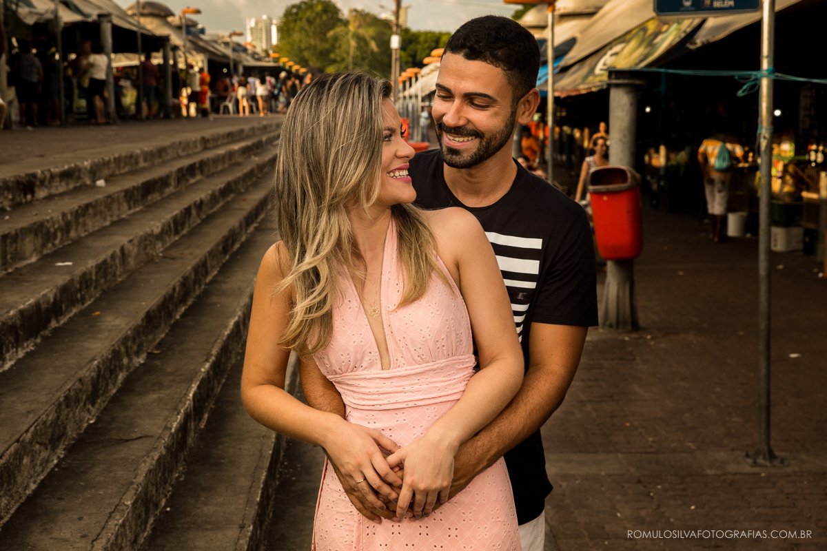 ensaio  pré casamento débora e carlos com fotos românticas e expontâneas no ver-o-peso em belém pa