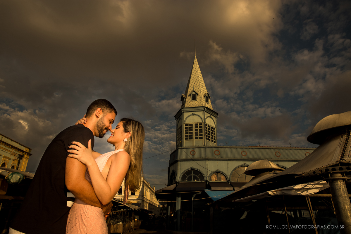 ensaio  pré casamento débora e carlos com fotos românticas e expontâneas no ver-o-peso em belém pa