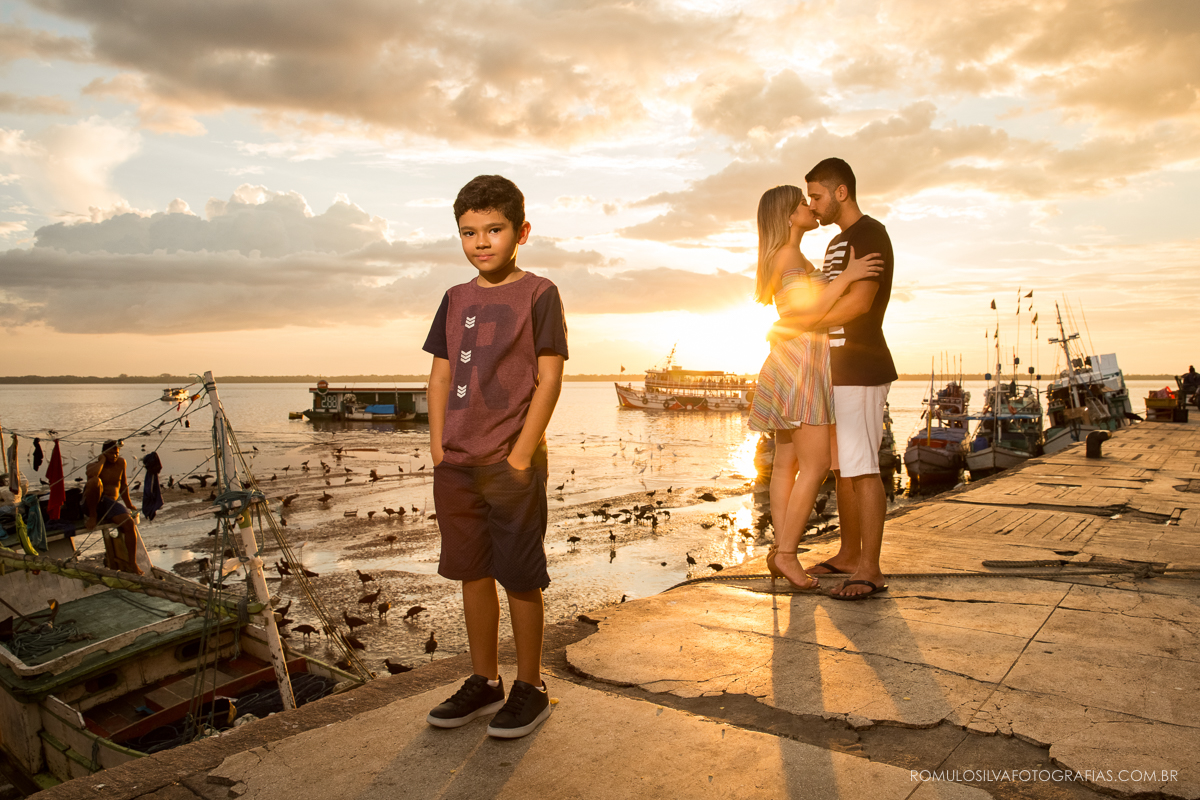 ensaio  pré casamento débora e carlos com fotos românticas e expontâneas no ver-o-peso em belém pa