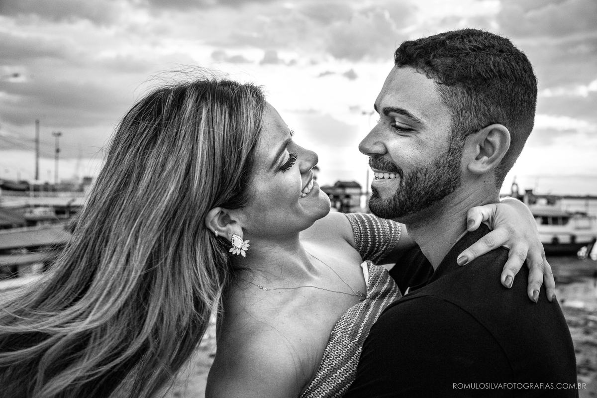 ensaio  pré casamento débora e carlos com fotos românticas e expontâneas no ver-o-peso em belém pa