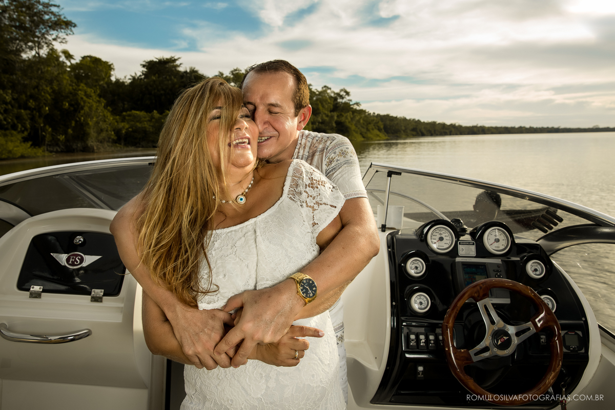 ensaio  pré casamento celeste e andré com fotos românticas e expontâneas em um lancha nos rios belém do pará