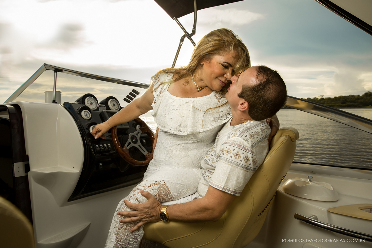 ensaio  pré casamento celeste e andré com fotos românticas e expontâneas em um lancha nos rios belém do pará