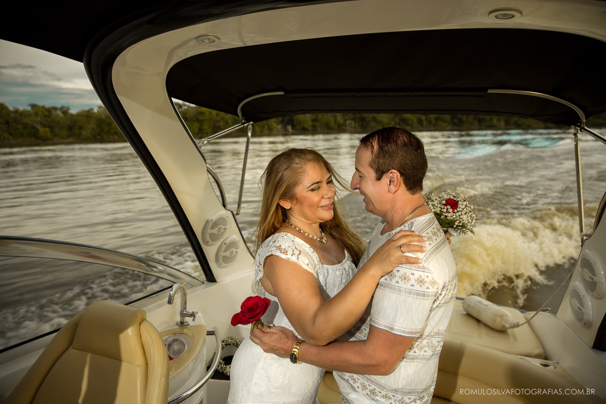 ensaio  pré casamento celeste e andré com fotos românticas e expontâneas em um lancha nos rios belém do pará