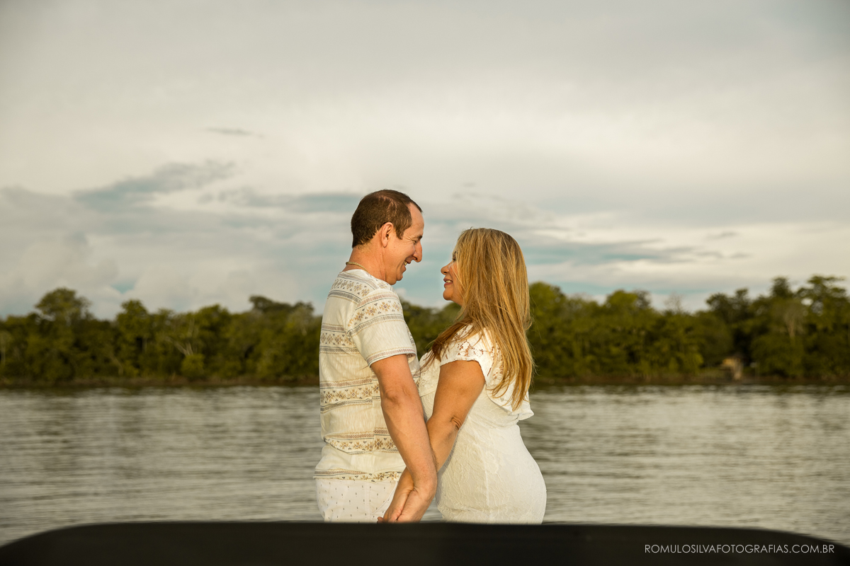 ensaio  pré casamento celeste e andré com fotos românticas e expontâneas em um lancha nos rios belém do pará