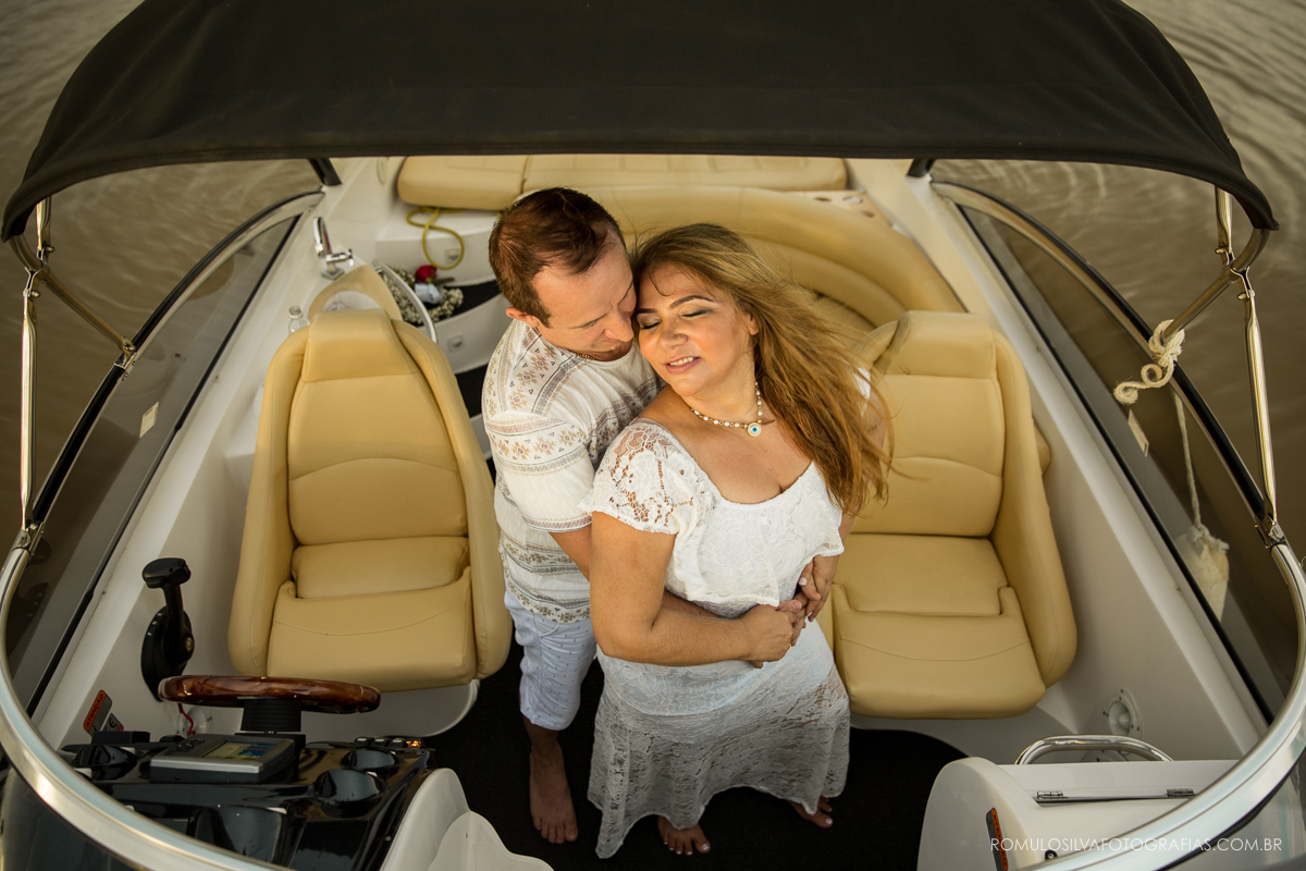 ensaio  pré casamento celeste e andré com fotos românticas e expontâneas em um lancha nos rios belém do pará