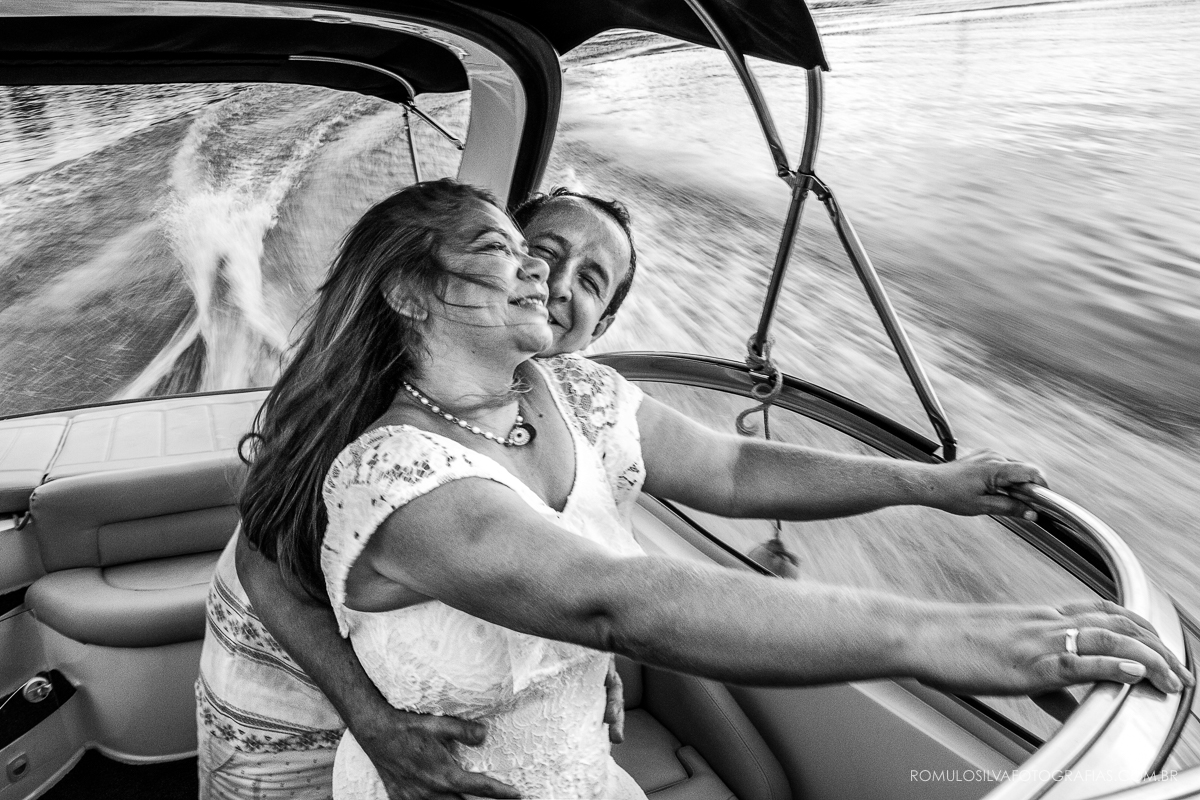 ensaio  pré casamento celeste e andré com fotos românticas e expontâneas em um lancha nos rios belém do pará