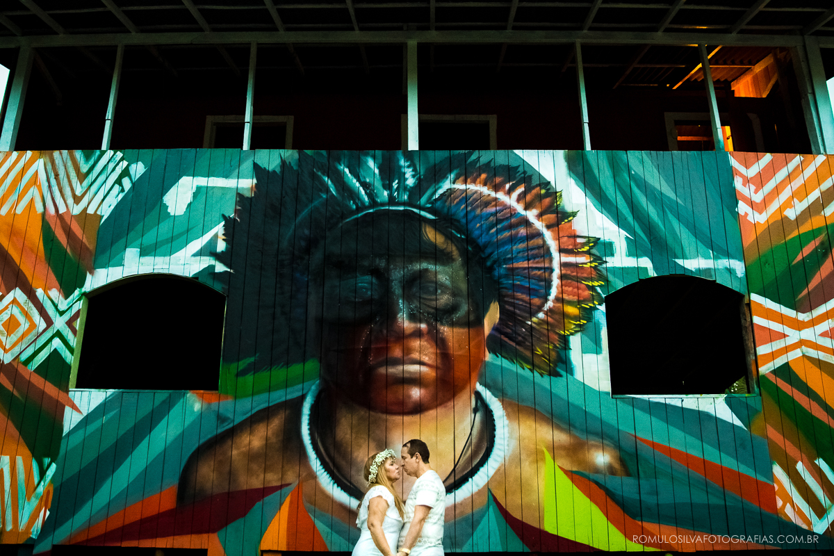 ensaio  pré casamento celeste e andré com fotos românticas e expontâneas em uma das casas grafitadas nos rios belém do pará
