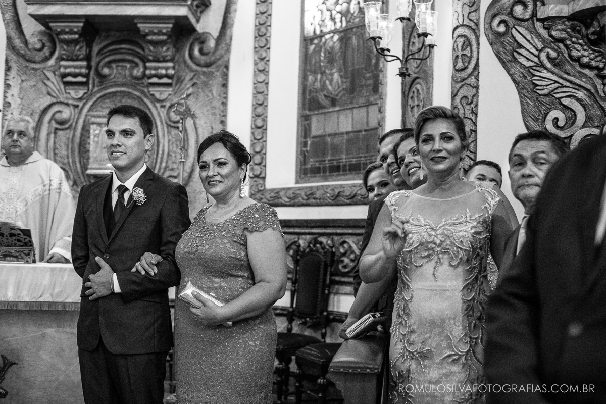 cerimônia com fotos expontâneas e criativas do casamento do Ricardo e da Camila na igreja pão de santo antônio em belém PA