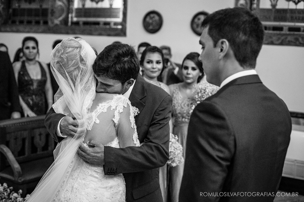 cerimônia com fotos expontâneas e criativas do casamento do Ricardo e da Camila na igreja pão de santo antônio em belém PA