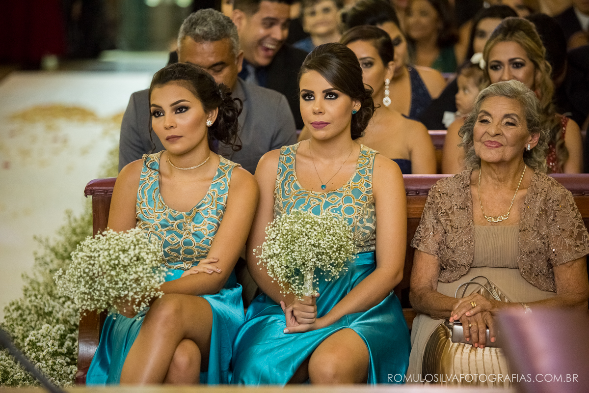 cerimônia com fotos expontâneas e criativas do casamento do Ricardo e da Camila na igreja pão de santo antônio em belém PA