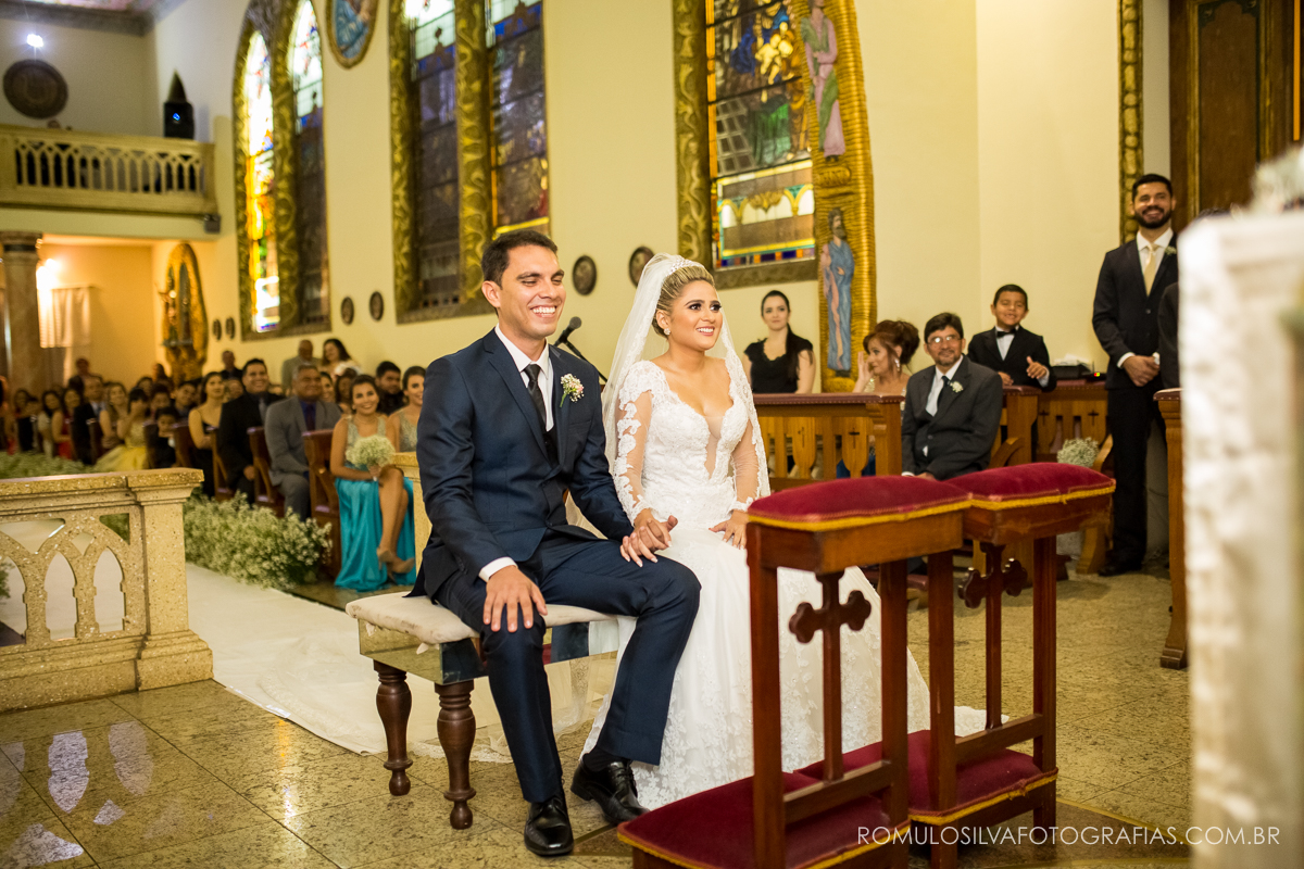 cerimônia com fotos expontâneas e criativas do casamento do Ricardo e da Camila na igreja pão de santo antônio em belém PA