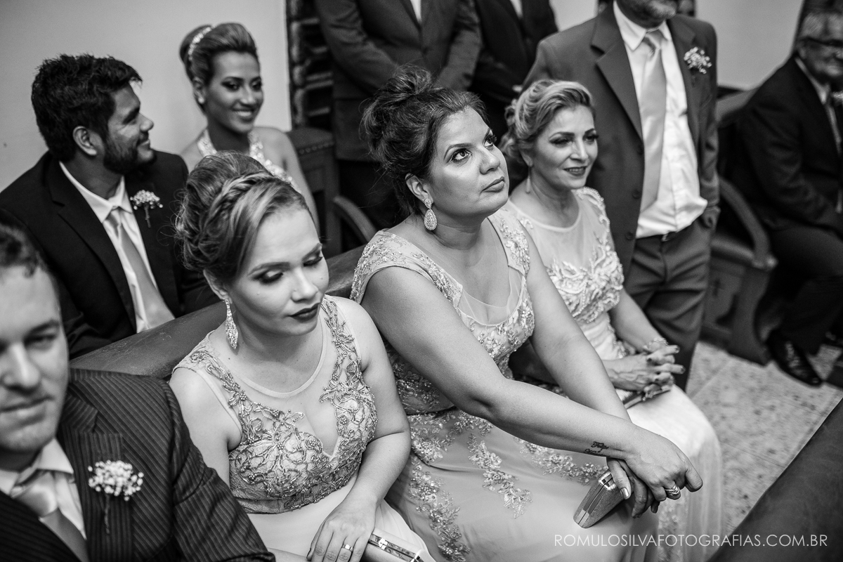 cerimônia com fotos expontâneas e criativas do casamento do Ricardo e da Camila na igreja pão de santo antônio em belém PA