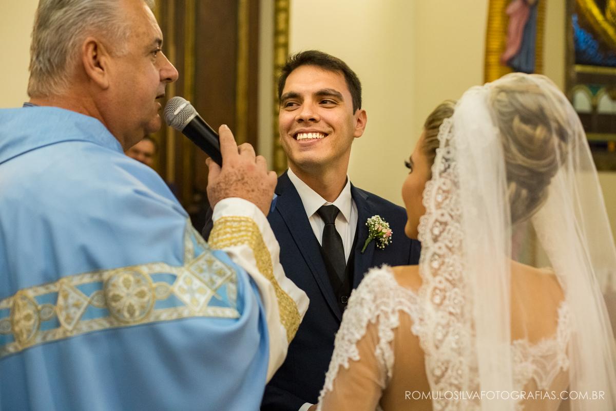 cerimônia com fotos expontâneas e criativas do casamento do Ricardo e da Camila na igreja pão de santo antônio em belém PA