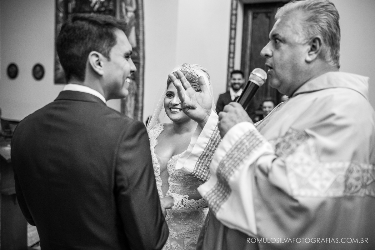 cerimônia com fotos expontâneas e criativas do casamento do Ricardo e da Camila na igreja pão de santo antônio em belém PA