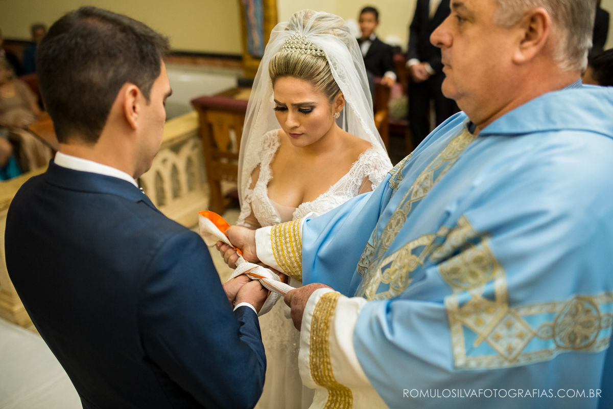 cerimônia com fotos expontâneas e criativas do casamento do Ricardo e da Camila na igreja pão de santo antônio em belém PA