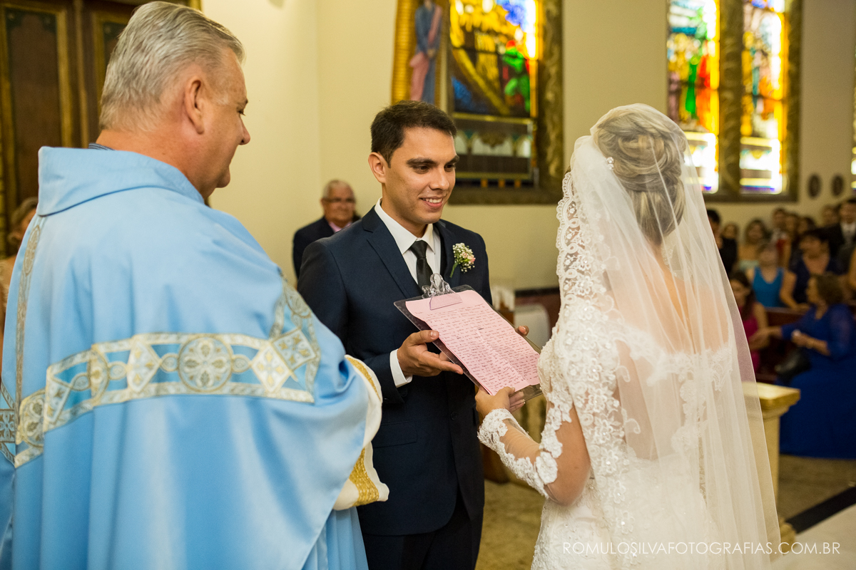 cerimônia com fotos expontâneas e criativas do casamento do Ricardo e da Camila na igreja pão de santo antônio em belém PA