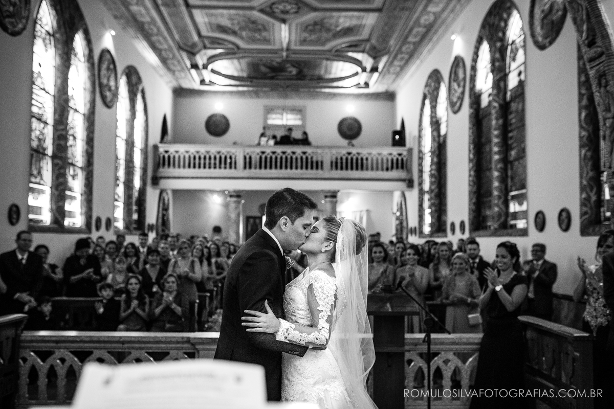 cerimônia com fotos expontâneas e criativas do casamento do Ricardo e da Camila na igreja pão de santo antônio em belém PA