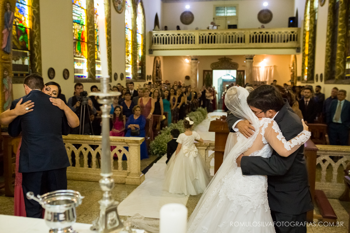 cerimônia com fotos expontâneas e criativas do casamento do Ricardo e da Camila na igreja pão de santo antônio em belém PA