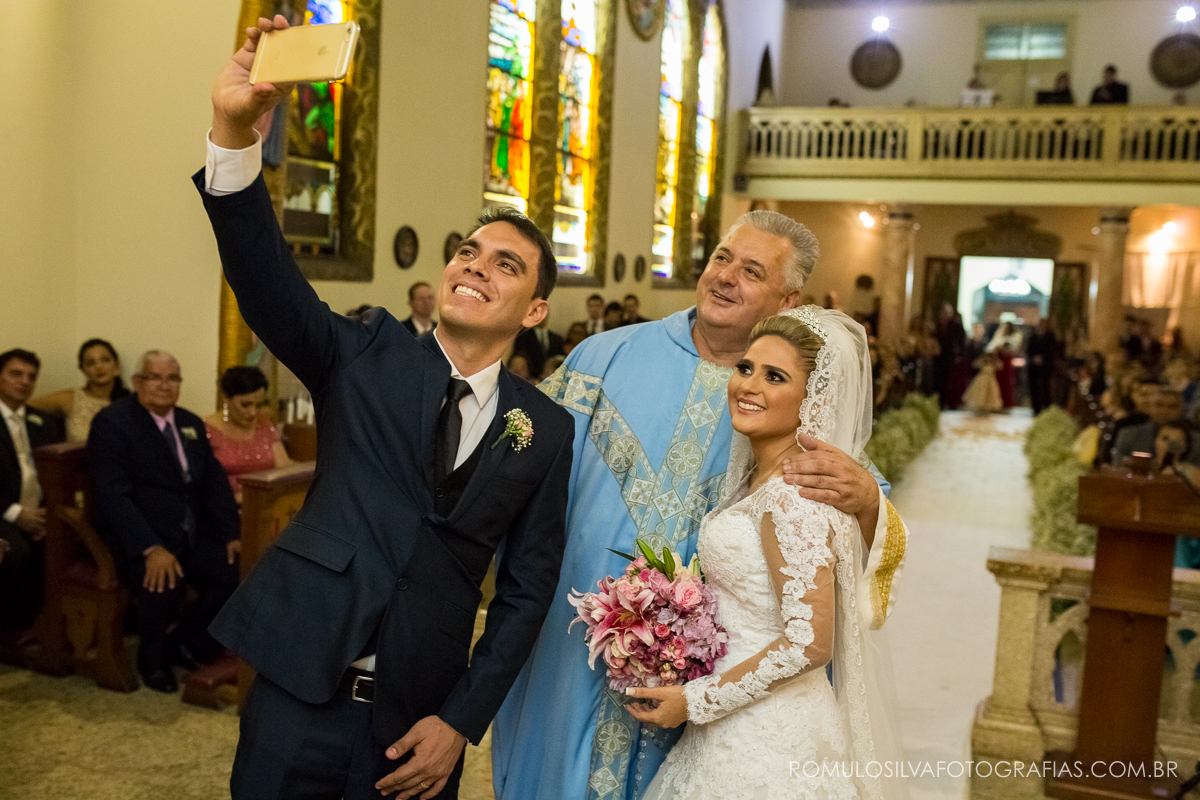 cerimônia com fotos expontâneas e criativas do casamento do Ricardo e da Camila na igreja pão de santo antônio em belém PA