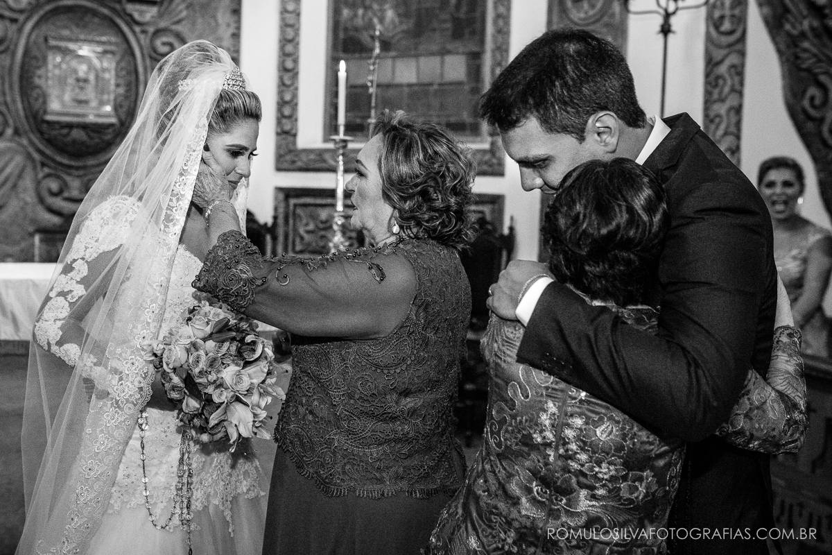 cerimônia com fotos expontâneas e criativas do casamento do Ricardo e da Camila na igreja pão de santo antônio em belém PA