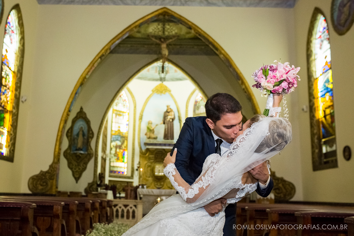 cerimônia com fotos expontâneas e criativas do casamento do Ricardo e da Camila na igreja pão de santo antônio em belém PA
