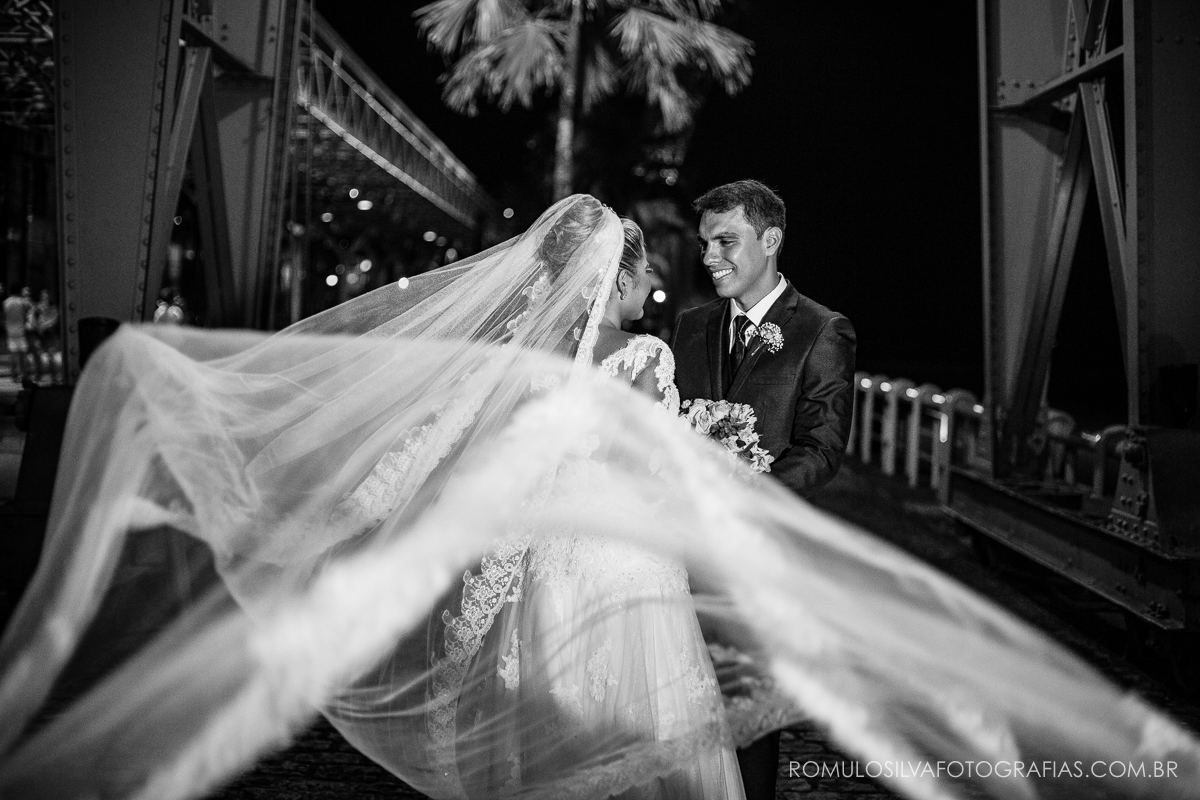fotos externas após a cerimonia do casamento do Ricardo e da Camila na estação das docas em belém do pará