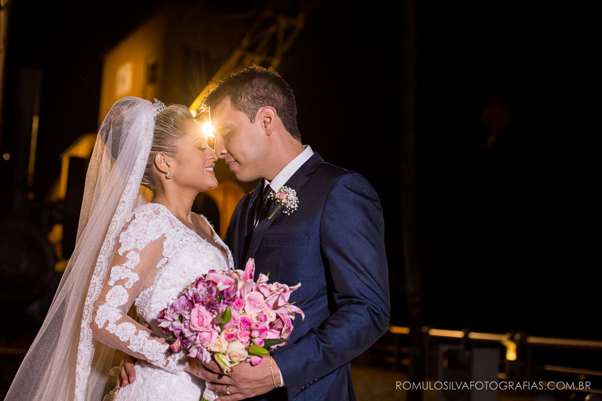 fotos externas após a cerimonia do casamento do Ricardo e da Camila na estação das docas em belém do pará
