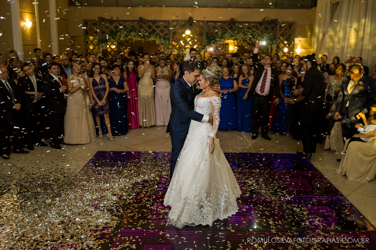 Festa com fotos expontâneas e criativas do casamento do Ricardo e da Camila no Shanpagne em belém PA