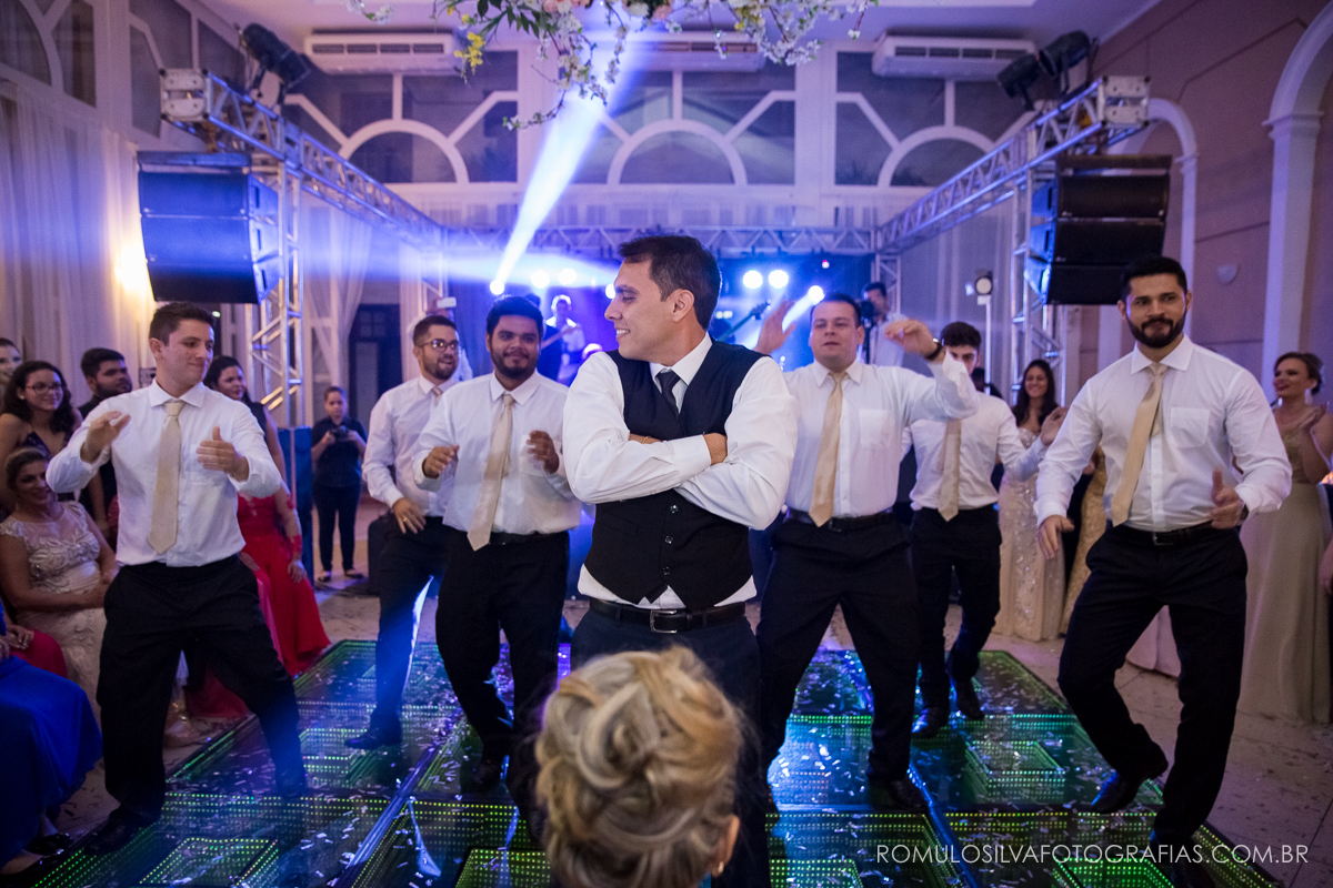 Festa com fotos expontâneas e criativas do casamento do Ricardo e da Camila no Shanpagne em belém PA