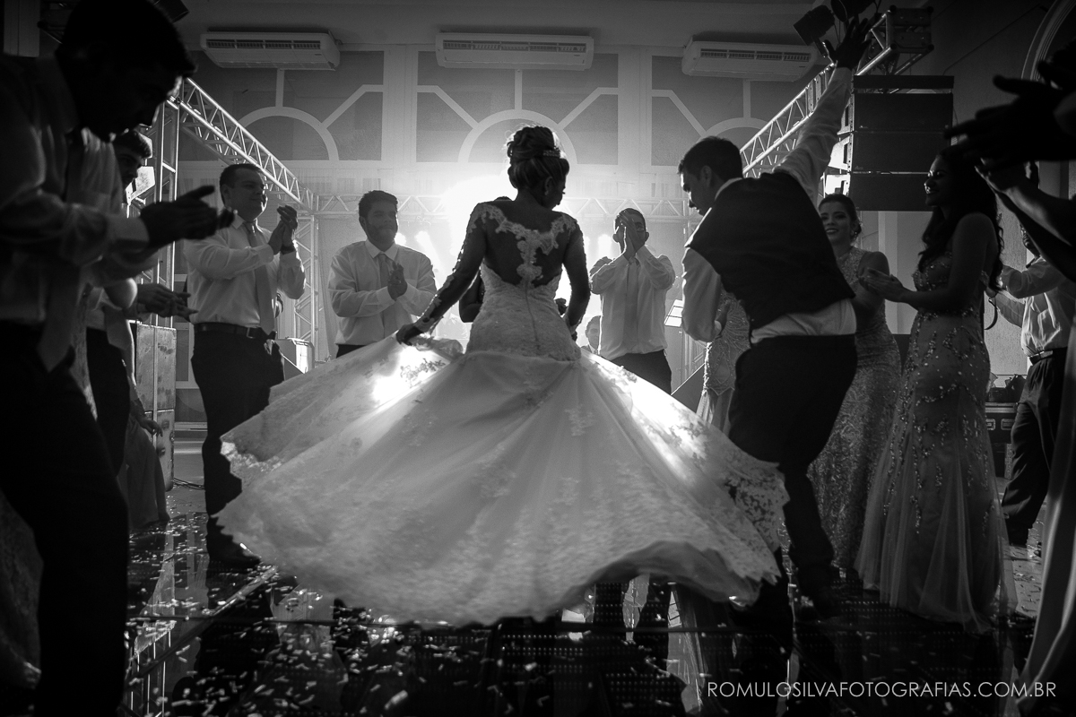 Festa com fotos expontâneas e criativas do casamento do Ricardo e da Camila no Shanpagne em belém PA