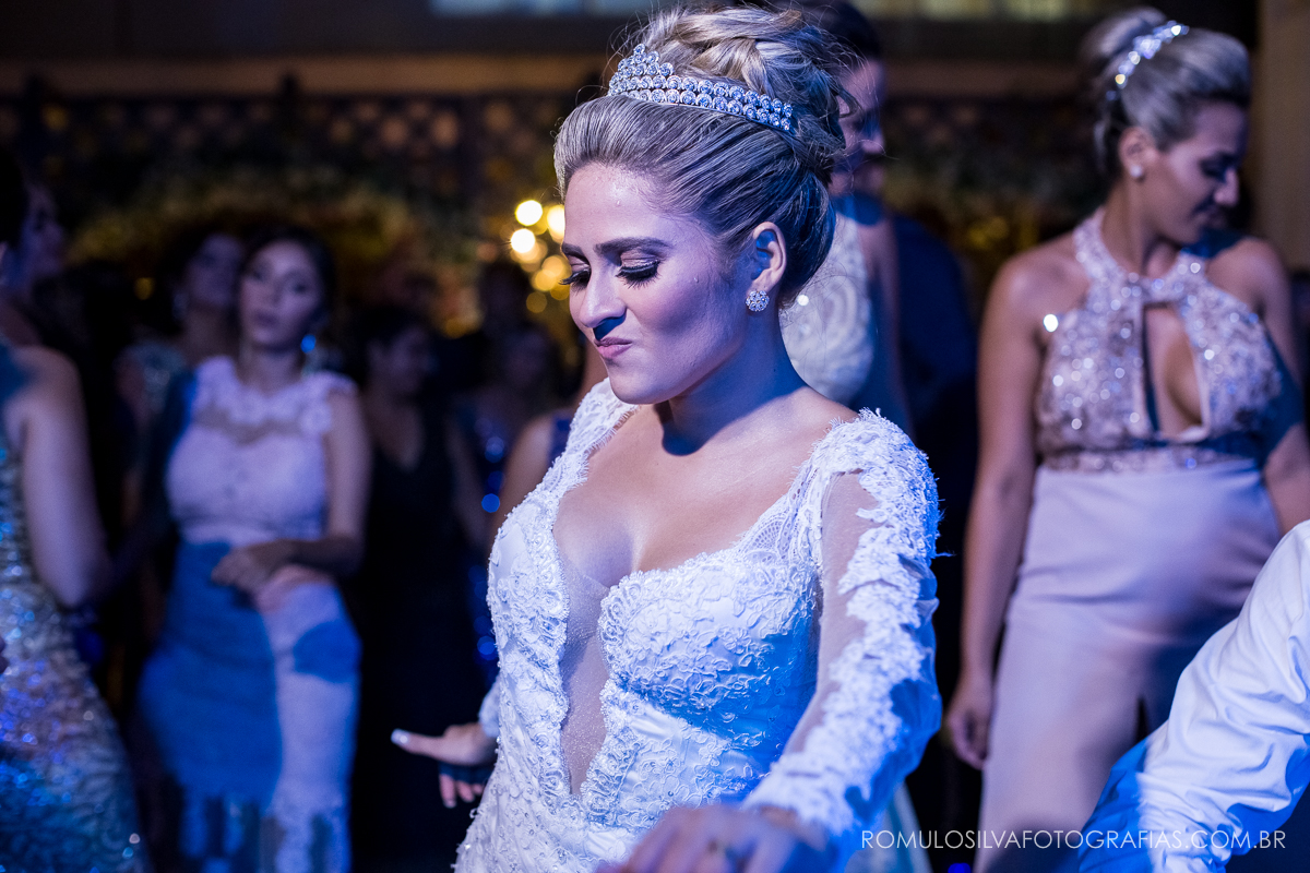 Festa com fotos expontâneas e criativas do casamento do Ricardo e da Camila no Shanpagne em belém PA