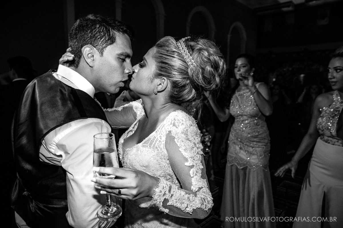 Festa com fotos expontâneas e criativas do casamento do Ricardo e da Camila no Shanpagne em belém PA