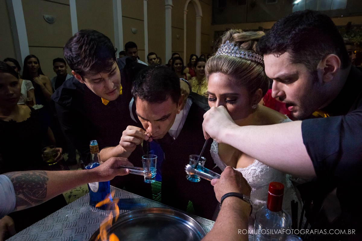 Festa com fotos expontâneas e criativas do casamento do Ricardo e da Camila no Shanpagne em belém PA