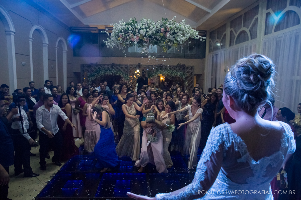 Festa com fotos expontâneas e criativas do casamento do Ricardo e da Camila no Shanpagne em belém PA