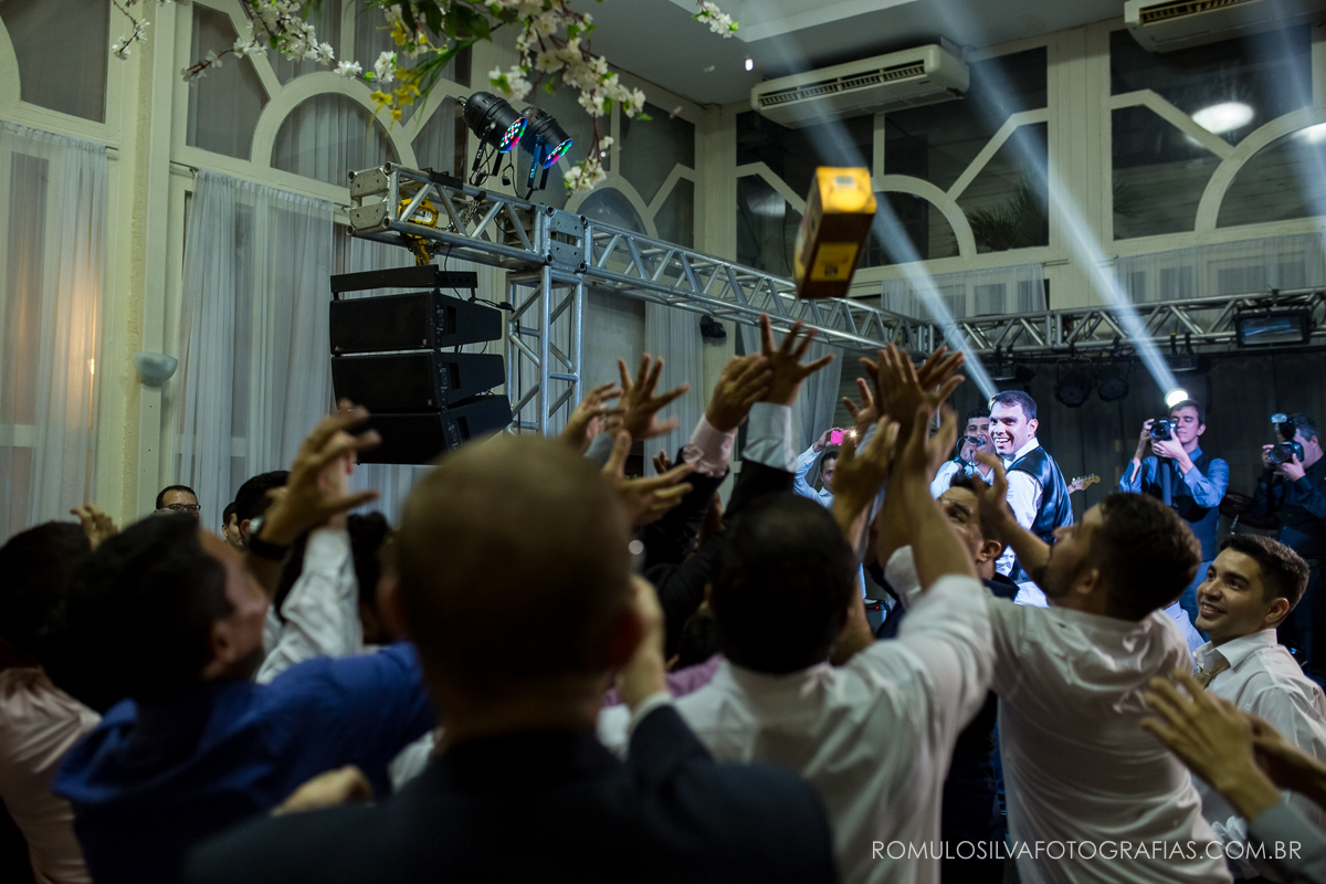 Festa com fotos expontâneas e criativas do casamento do Ricardo e da Camila no Shanpagne em belém PA