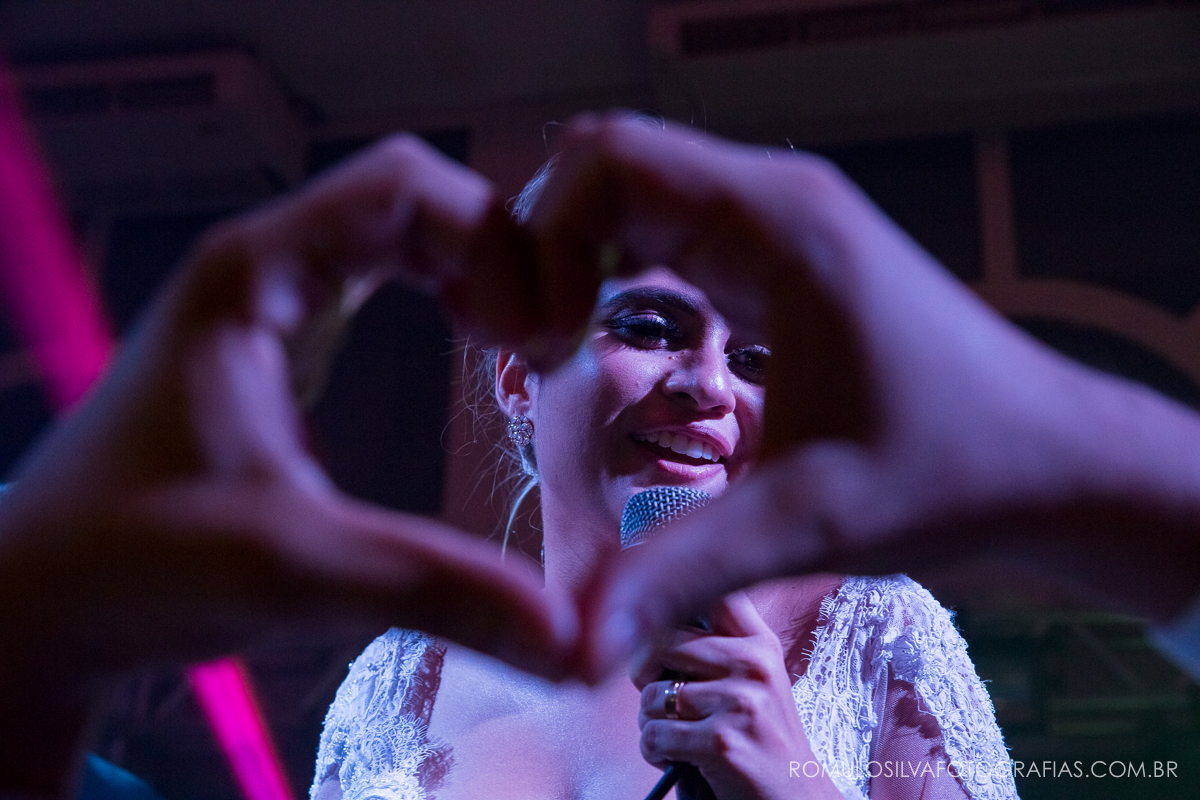 Festa com fotos expontâneas e criativas do casamento do Ricardo e da Camila no Shanpagne em belém PA