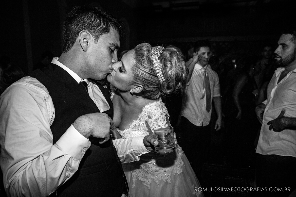 Festa com fotos expontâneas e criativas do casamento do Ricardo e da Camila no Shanpagne em belém PA