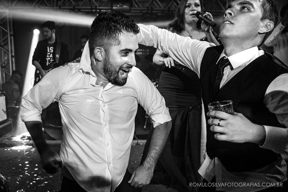 Festa com fotos expontâneas e criativas do casamento do Ricardo e da Camila no Shanpagne em belém PA