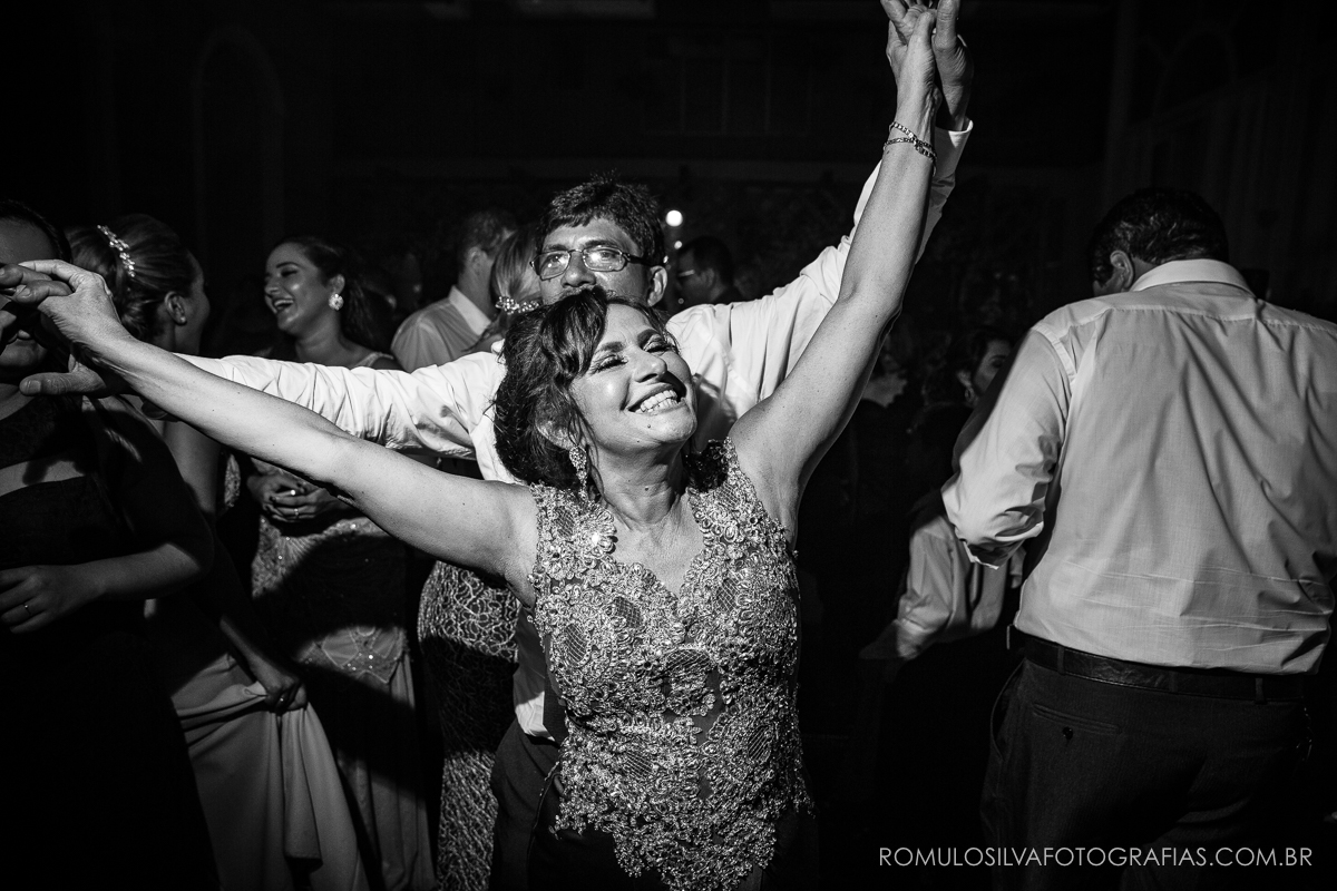 Festa com fotos expontâneas e criativas do casamento do Ricardo e da Camila no Shanpagne em belém PA