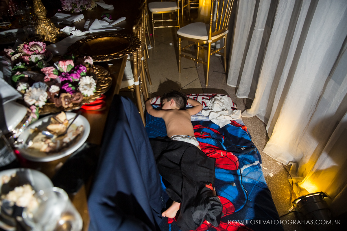 Festa com fotos expontâneas e criativas do casamento do Ricardo e da Camila no Shanpagne em belém PA