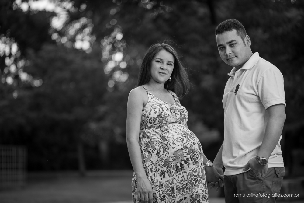 Ensaio romântico  de gestante com roupa estampadas