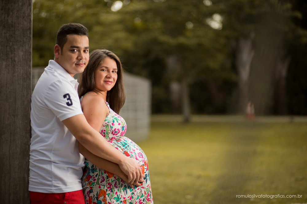 Ensaio romântico  de gestante com roupa estampadas