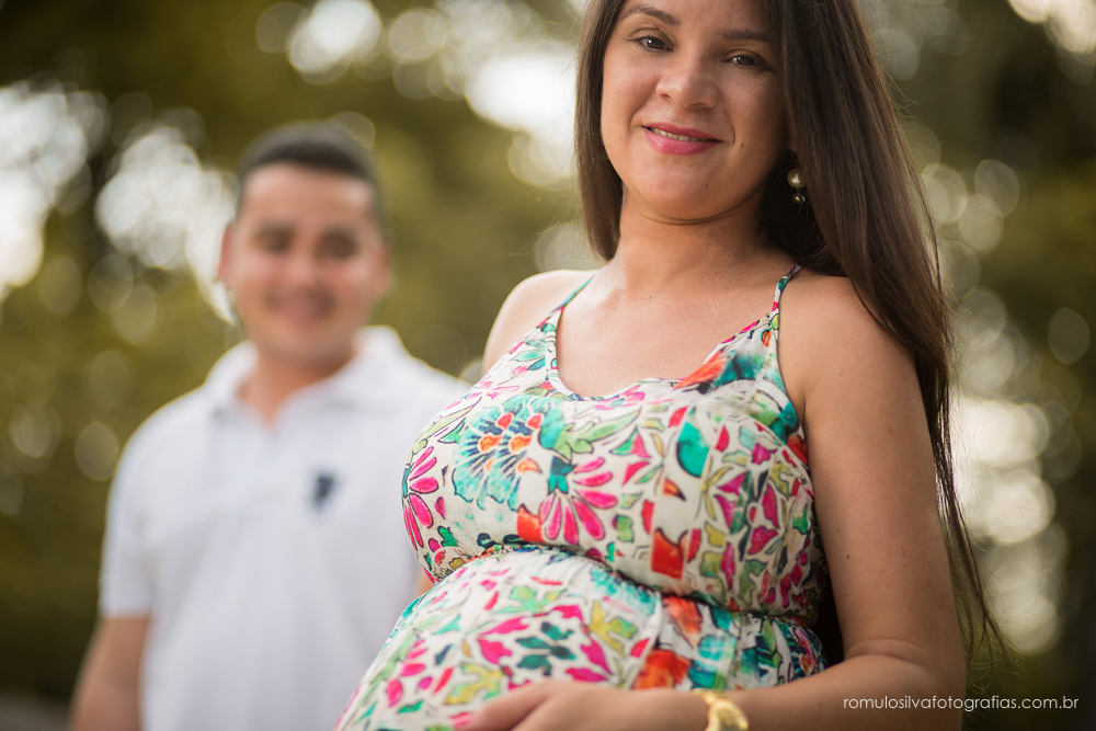 Ensaio romântico  de gestante com roupa estampadas