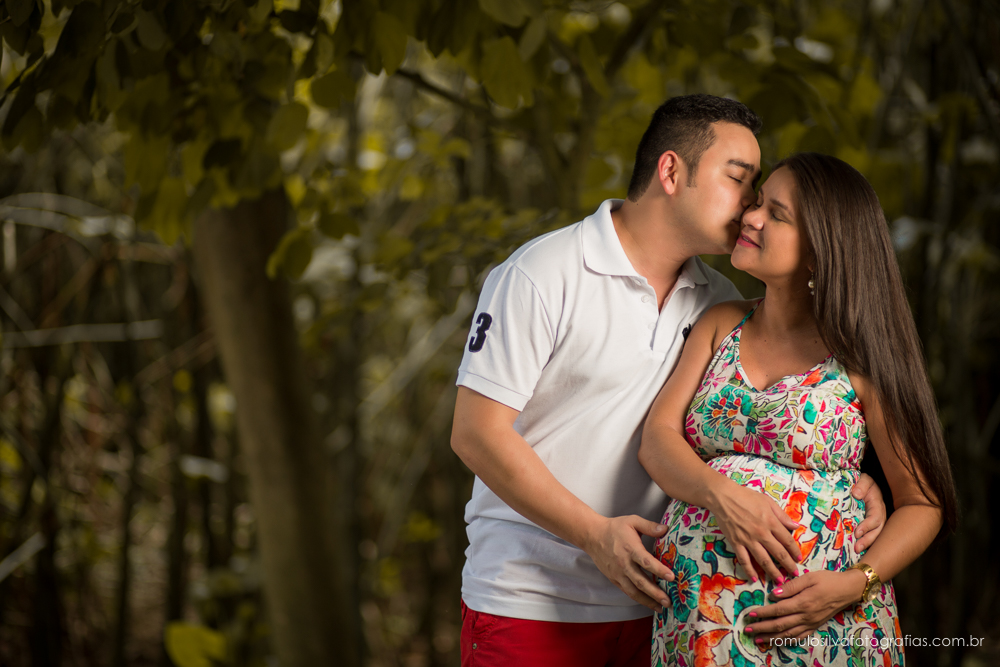 Ensaio romântico  de gestante com roupa estampadas