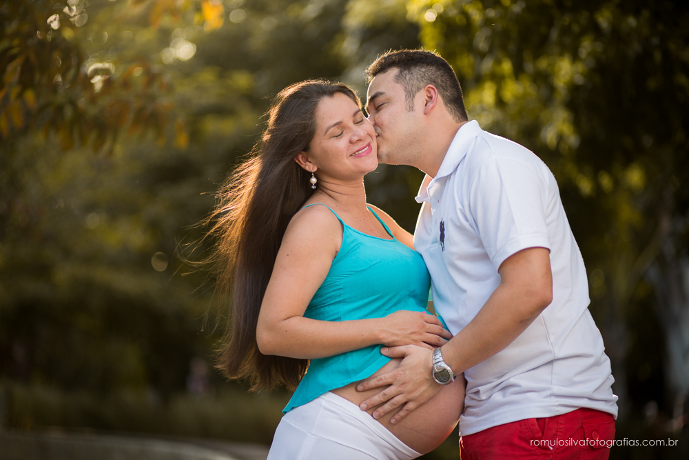 Ensaio romântico  de gestante com roupa estampadas