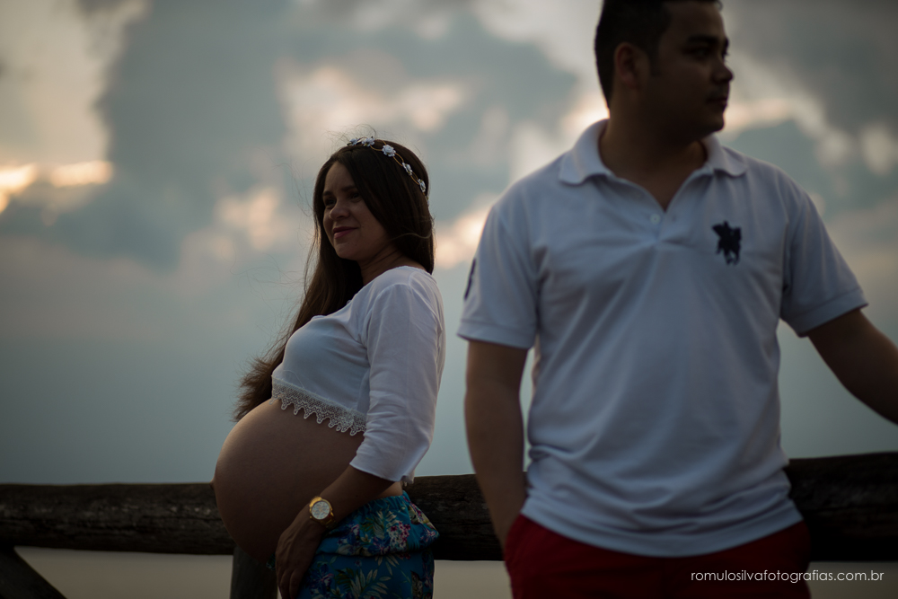 Ensaio romântico  de gestante com roupa estampadas